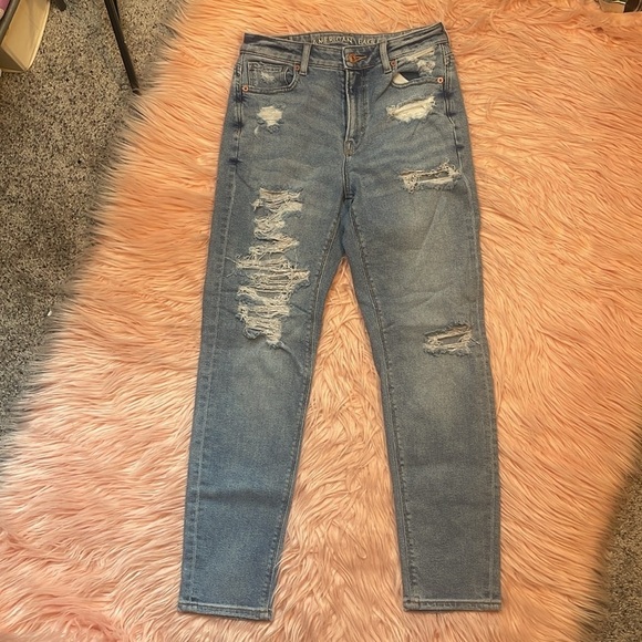 American Eagle Stretch Light Wash High Rise Distressed Ripped Mom Jean Size 0 - Picture 5 of 9
